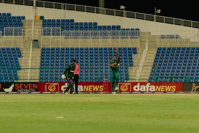 Lungi Ngidi with the new ball! 📹 Credits: Twitter/cricketireland