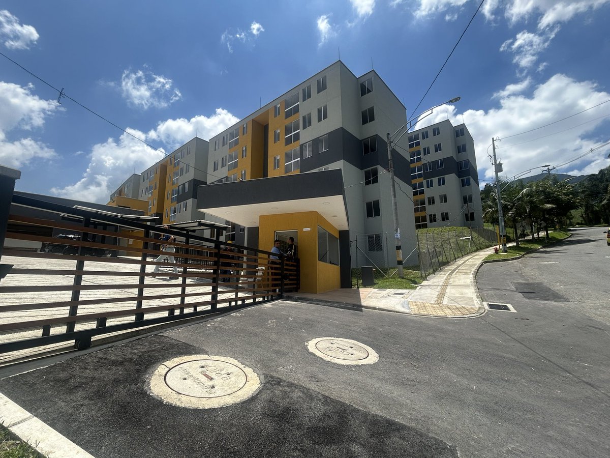 Periferias Verticales / Vertical Peripheries tweet media