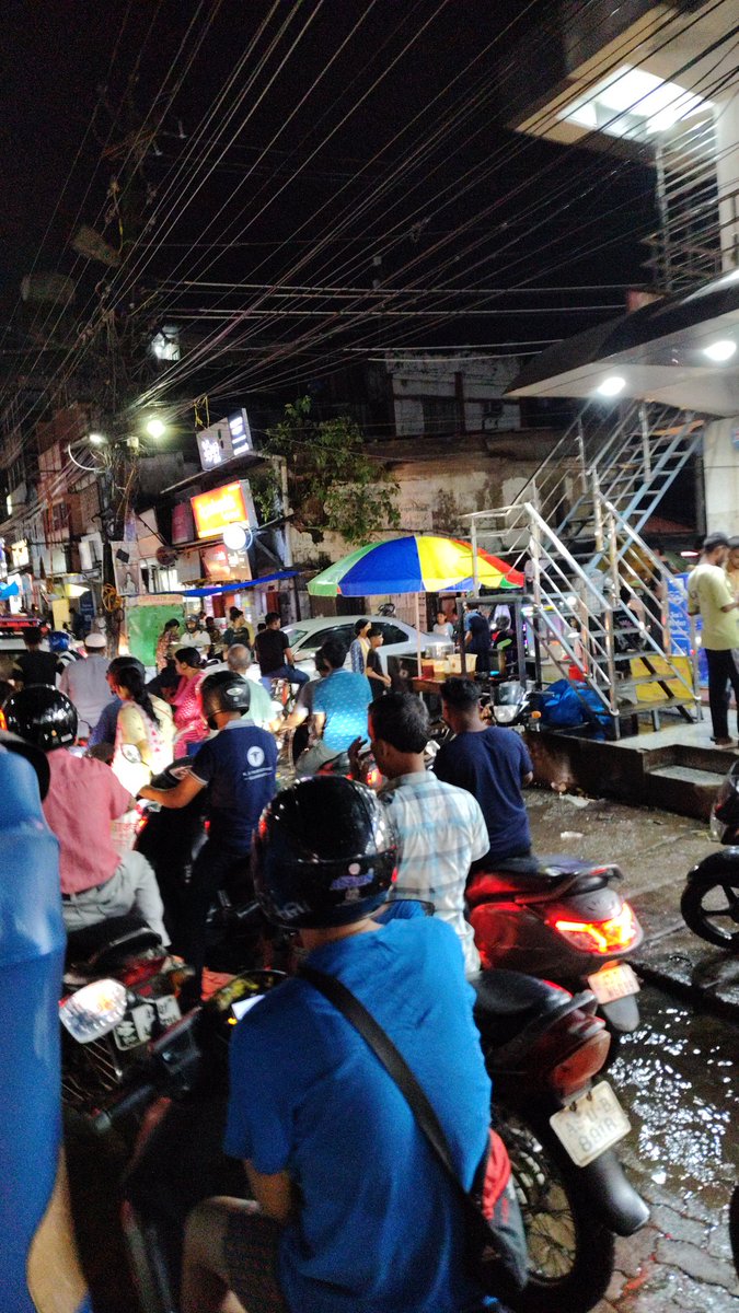 biryani_ninja's tweet photo. Everytime HCM @himantabiswa is in #Silchar, from journalists to common people ask him when the flyover will be built to Rangirkhari. I don't think we need a flyover, we need strict traffic and some civic sense.
This photo is from Janiganj today 7 PM. That's not one way road. https://t.co/BgjX6MEHiI