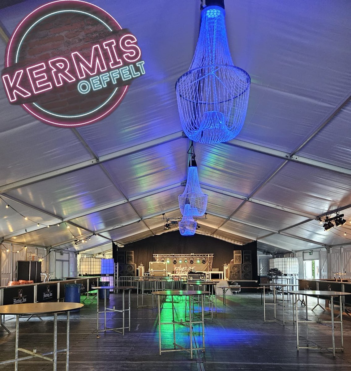 🎪 Met dank aan vele vrijwilligers staat de feesttent klaar voor de eerste avond van Kermis Oeffelt! 

Vanavond zal @kingsofdiamondsband zorgen voor een groot feest! 

Heb jij nog geen kaarten? 
Koop ze snel op kermisoeffelt.nl 

Tot vanavond! 🍻🍷