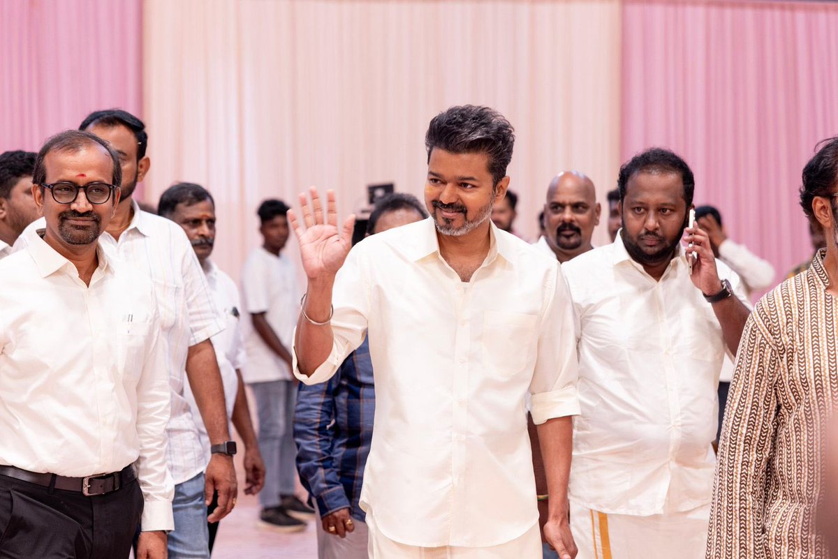 CiniTrends's tweet photo. #Thalapathy69Pooja #ThalapathyVijay #Thalapathy69 #PoojaHegde #MamithaBaiju #HVinoth #Anirudh

🎥https://t.co/338KbtV64X

@actorvijay https://t.co/y91o6OtB1B