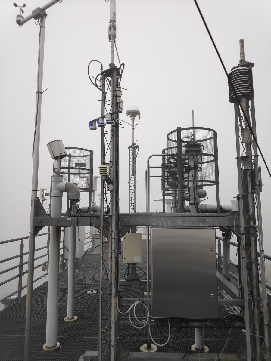 Observatoire de Physique du Globe de Clermont-Fd (@osu_opgc) on Twitter photo La visite insolite du CNRS débute au sommet du puy de Dôme, à l'Observatoire (OPGC). Nous accueillons nos 4 lauréats ce soir pour une immersion totale au sein de notre station de recherche, où ils passeront la nuit. #cnrsinsolite <a href="/CNRS_dr07/">CNRS Rhône Auvergne</a> <a href="/CNRS_INSU/">CNRS Terre & Univers</a> <a href="/UCAuvergne/">UCA</a> La visite insolite du CNRS débute au sommet du puy de Dôme, à l'Observatoire (OPGC). Nous accueillons nos 4 lauréats ce soir pour une immersion totale au sein de notre station de recherche, où ils passeront la nuit. #cnrsinsolite <a href="/CNRS_dr07/">CNRS Rhône Auvergne</a> <a href="/CNRS_INSU/">CNRS Terre & Univers</a> <a href="/UCAuvergne/">UCA</a>