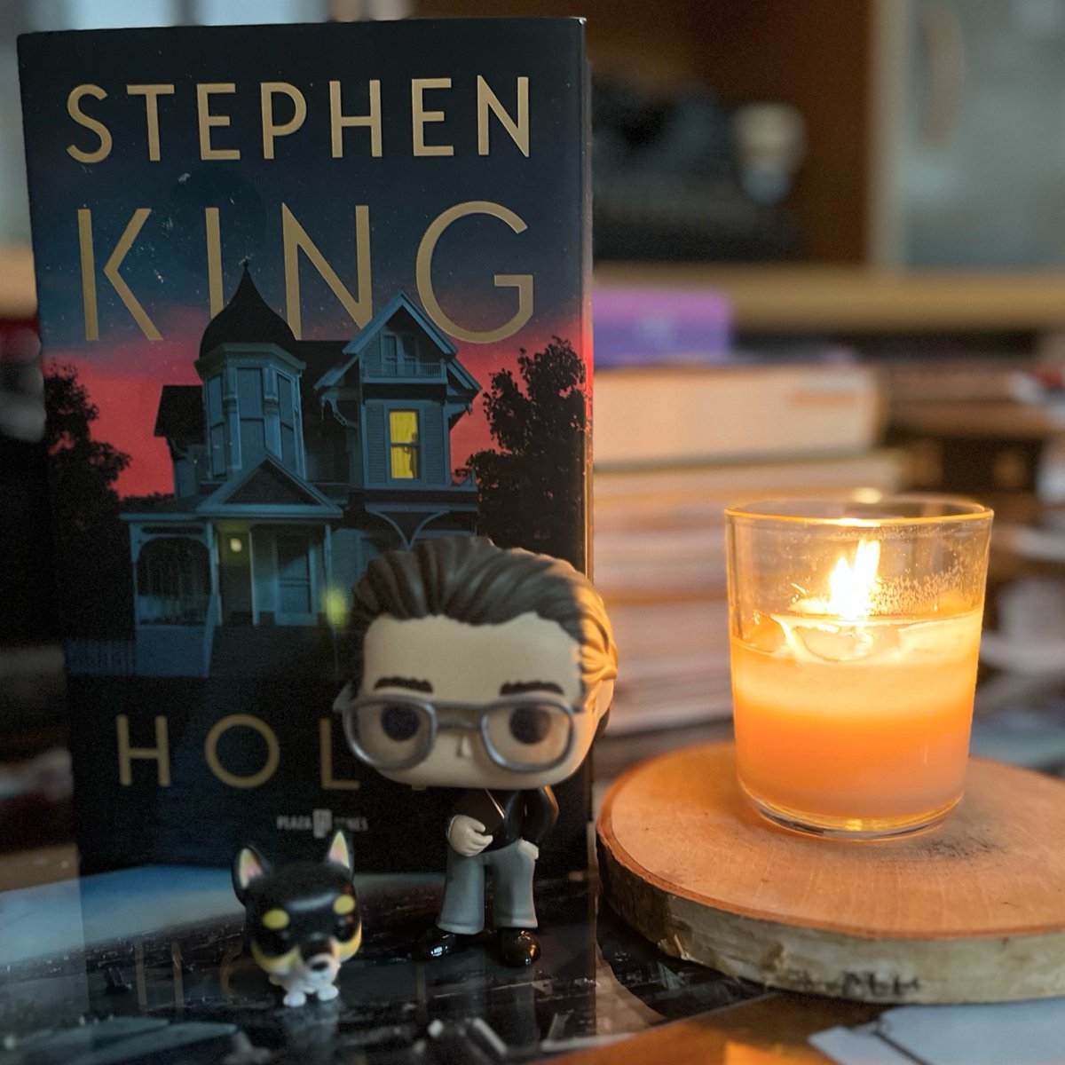 Pues nos acabamos de terminar Holly y podemos decir que es otro acierto del maestro #StephenKing. Un relato tétrico y malrrollero de uno de los genios de la #novela que te regalará múltiples escalofríos mientras nos preparamos para #Halloween. Publica Plaza y Janés 

#HollyGibney