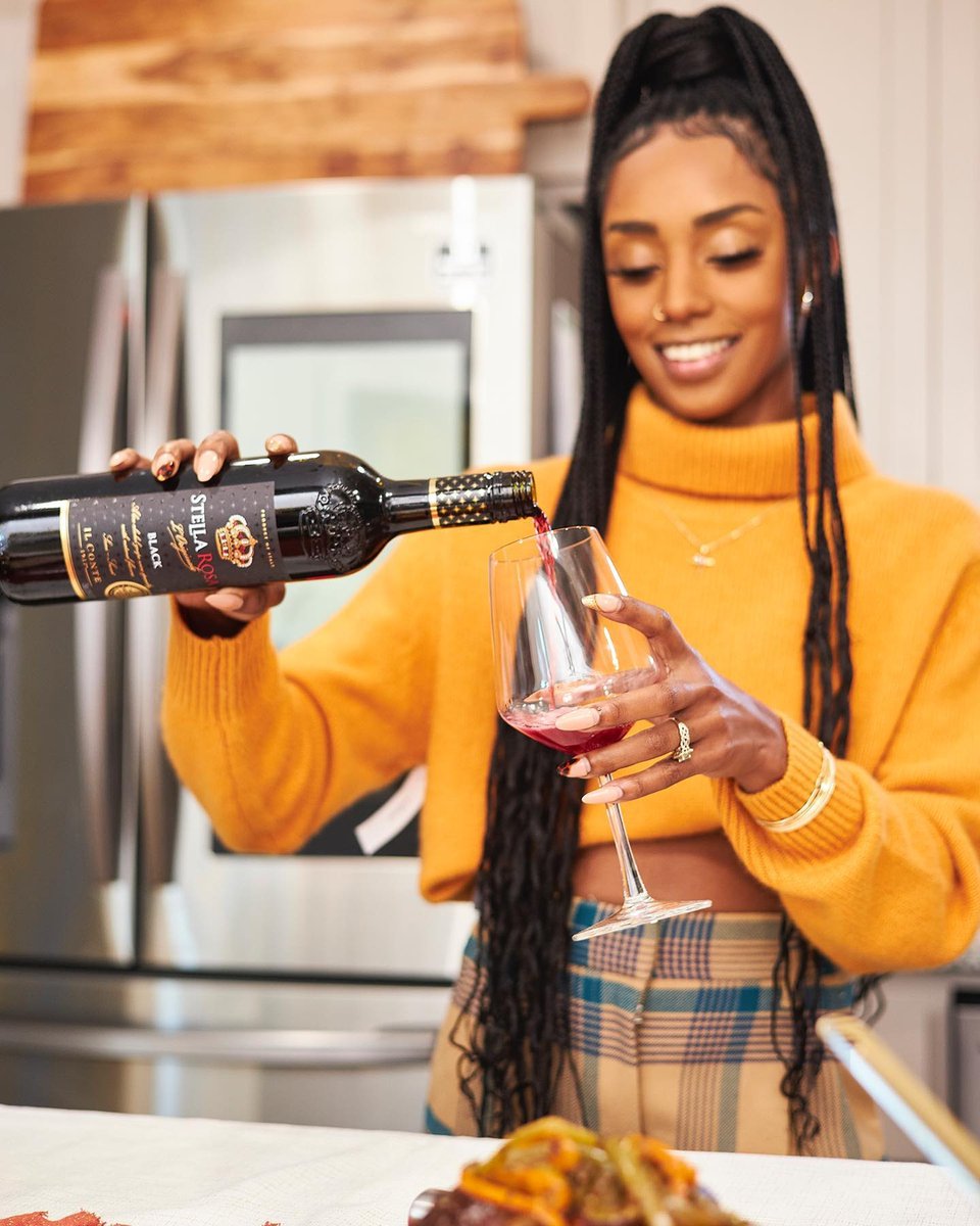 stellarosawines's tweet photo. 🍁✨ The only accessories you need this season? A cozy sweater and a full glass of Stella Rosa🍷

#StellabrateFall #StellaRosaWines #RedWineSeason https://t.co/9eCl3FeDjo