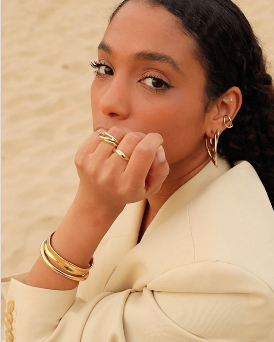 TheCollectionRP's tweet image. Go for the gold this fall! 🏅✨ 

Make a bold statement with stunning gold jewelry from Pandora. 🍂💛 

#GoForGold #PandoraStyle #Fall