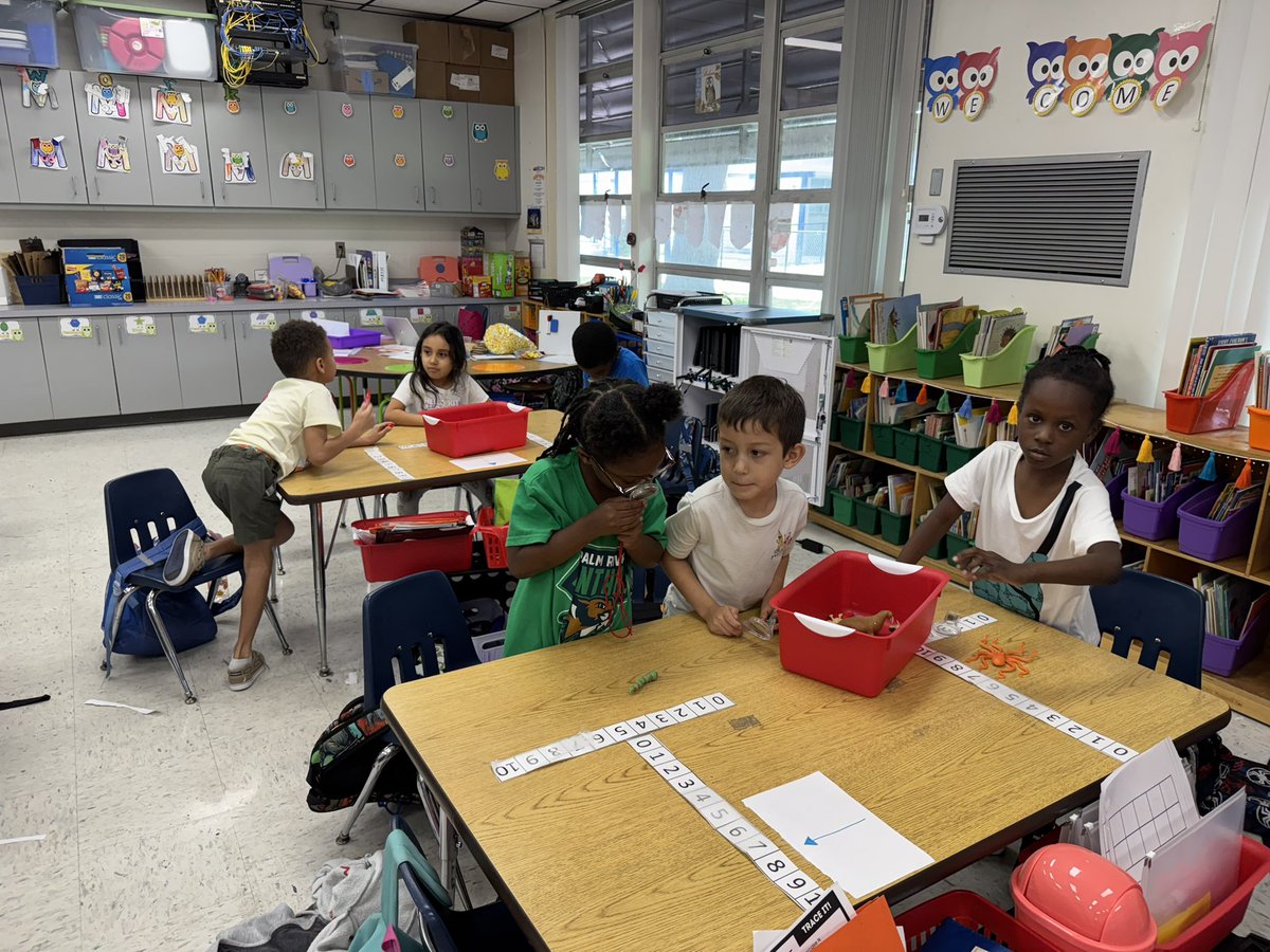 Practicing our senses in Mrs. Lee’s kindergarten at <a href="/HCPSPalmRiver/">Palm River</a>! <a href="/HillsboroughSch/">Hillsborough Schools</a> <a href="/TransformHCPS/">HCPS Transformation Network</a> #TNRegion1