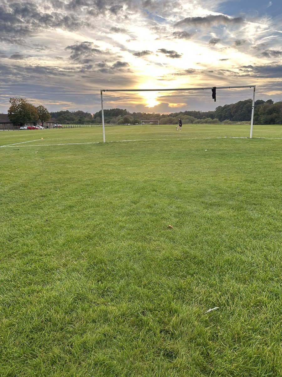 Lee_Gally's tweet photo. Quality evening for crossbar challenge with my boys ✊🏻 https://t.co/Xo4Me3n0v5