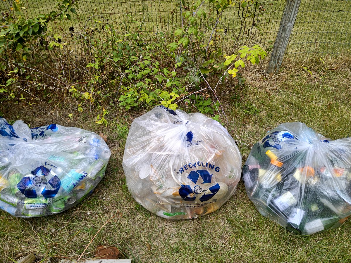 TheSerica's tweet photo. So proud to work together with Alex Scilla of @NYenvironcom to compost 26lbs of waste and 40lbs of recyclables from our CCC event!  We didn't have any plastic utensils or plates, and the cups we got from @Tossware are compost friendly as well! Way to go team! #sustainableevents https://t.co/M6aBBAoaKB