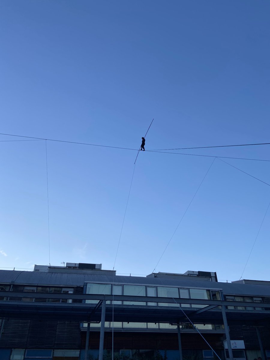 lethiecv's tweet photo. En train de vivre une expérience  extraordinaire à La Courneuve, avec Tatiana-Mosio Bongonga, #funambule 🥰 
Je participe avec des dizaines d’autres cavalettistes à la tension du fil.

https://t.co/NTxISphfCP https://t.co/sRAv7cfCvk