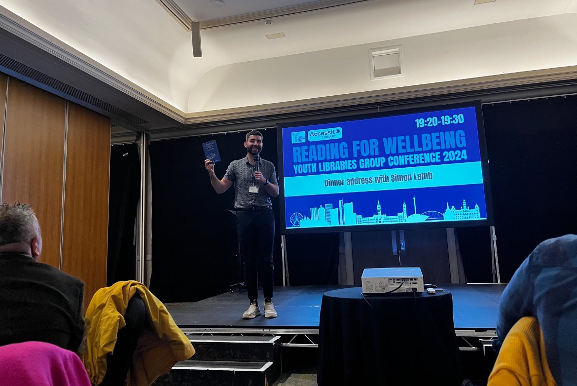 Clara ☕📚🍂 tweet media