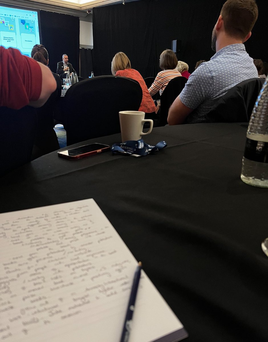 Clara ☕📚🍂 tweet media