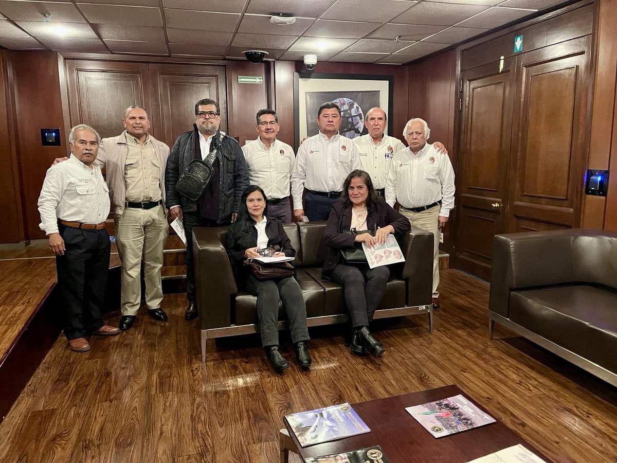 El 3 oct, se llevó en la Torre Ejecutiva una reunión de acercamiento del CEN de la #UNTyPP con el Director General de <a href="/Pemex/">Petróleos Mexicanos</a> Dr. Víctor Rodríguez Padilla, externamos el compromiso para sumar esfuerzos bajo el respeto de nuestros derechos humanos y laborales.
#Pemex