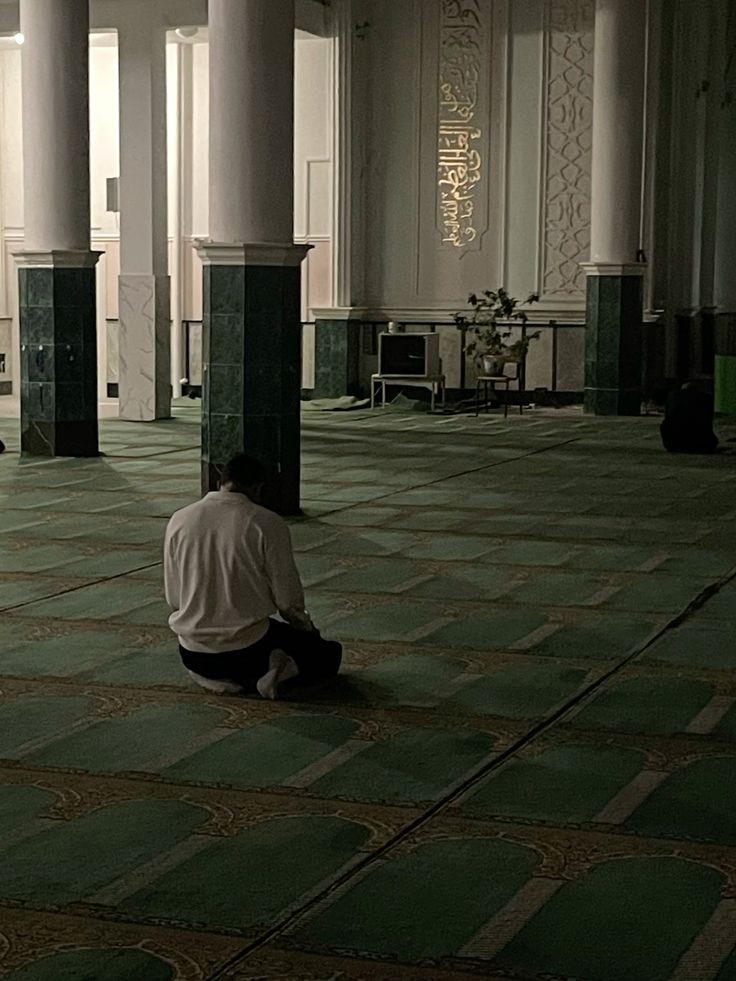 Öyle bir çağ ki Allah'tan başkasına güvenmeye korkar olduk.