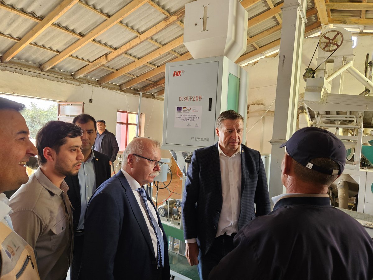 EUinTajikistan's tweet photo. EU Amb Raimundas Karoblis visited facilities supported by the EU-BMZ Rural Development/TRIGGER project. They opened #rice processing facility in Ozodagon, marking a major boost for local farmers with modern milling technology, enhances productivity for over 2,100 beneficiaries. https://t.co/A8m3JvHskN