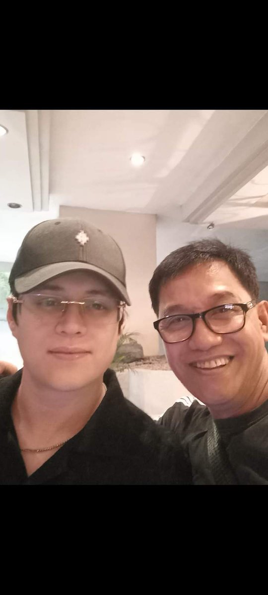 Inlababububeaw's tweet photo. Hi there, Quenito gwapo! ✨

Enrique Gil with a lucky fanboy

#EnriqueGil

📸 Ctto https://t.co/awh75J92jm