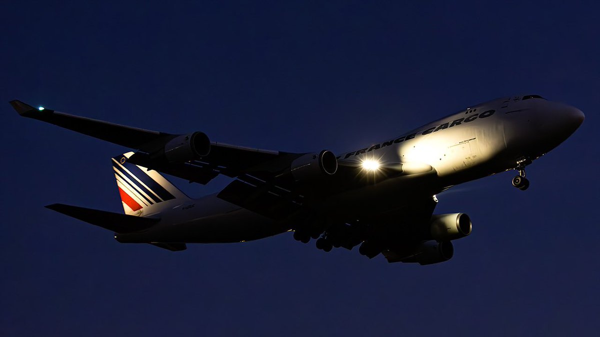 GFBAvPhoto's tweet image. Fitting for #freighterfriday is this set from 2013.  I took this during a relatively short time where I focused on airborne shots at night.
#IAH #KIAH  #AvGeek #HoustonSpotters #HoustonPhotographer #gfb_2024 #airfrance #B747 #queenoftheskies #fgiuc #nightmoves