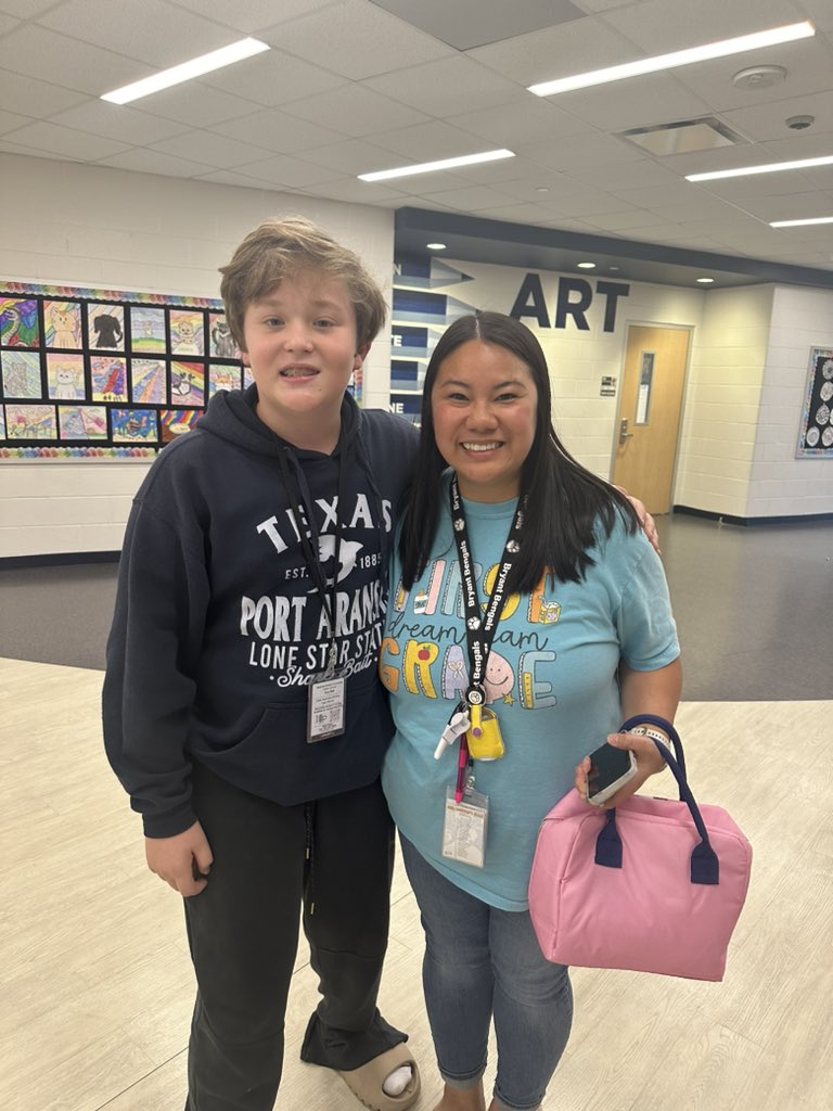 yarrowsledge's tweet photo. This Bengal loved coming back to see his first grade teacher! We love you @TeacherNguyens 💙💙@BryantElem #bengalpride https://t.co/X8XYL02Vnl