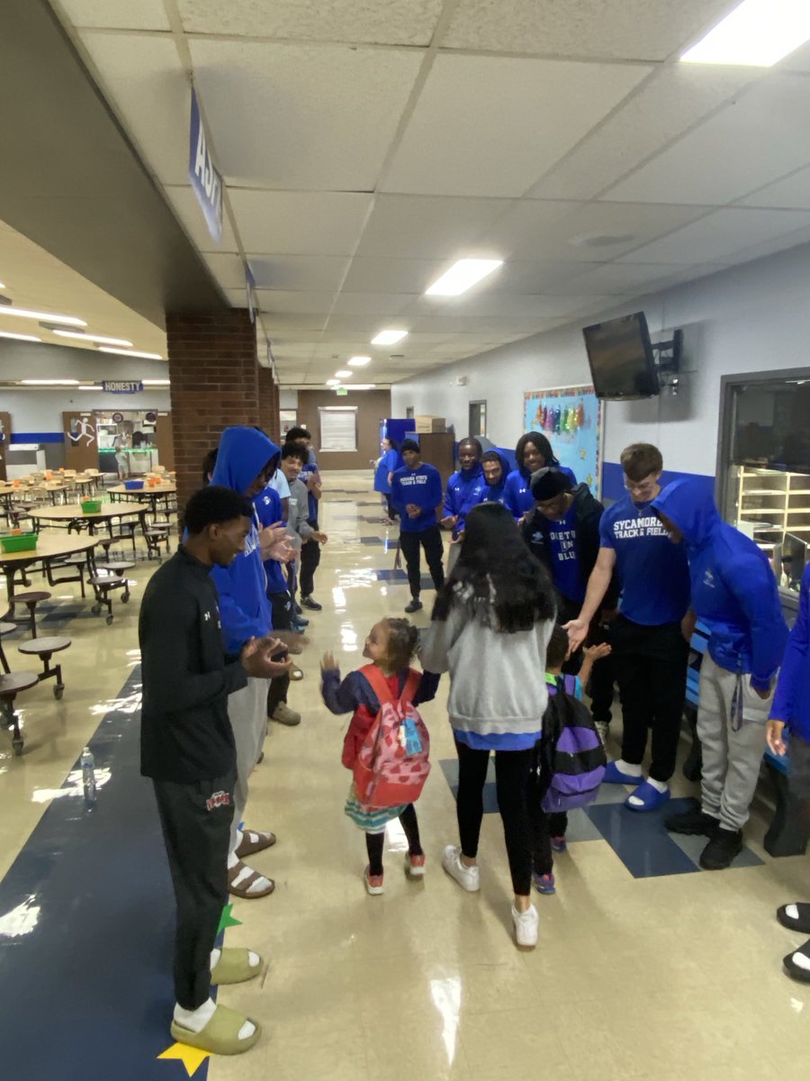 Coach_A_Martin's tweet image. Our 3rd High Five Friday! Thankful for our men and their smiles and this beautiful morning! #ISUTF #GrowtheForest