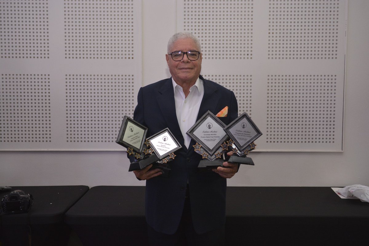 4 premios de igual número de nominaciones, en la gala de la ACDS.
Radio, TV, narrador, y cronista del año. 45 años en la crónica deportiva y nuestro trabajo sigue siendo reconocido. La gloria para el Altísimo.