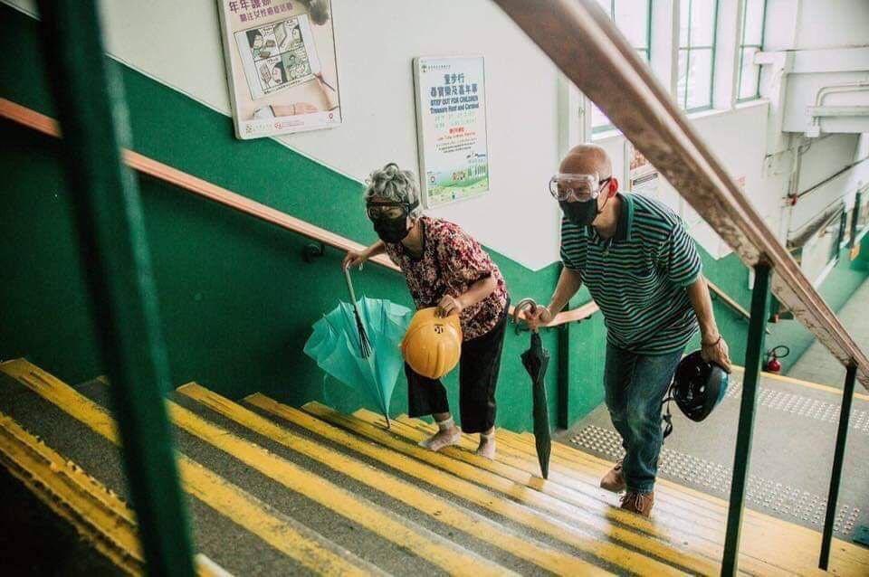 CindyWan19's tweet photo. This is a photo from 4 October 2019, from five years ago, that I saved on my phone.
True, a picture is worth a thousand words. This one tells a moving story too.
I wish i could credit the photographer. https://t.co/Kye0yqoouO