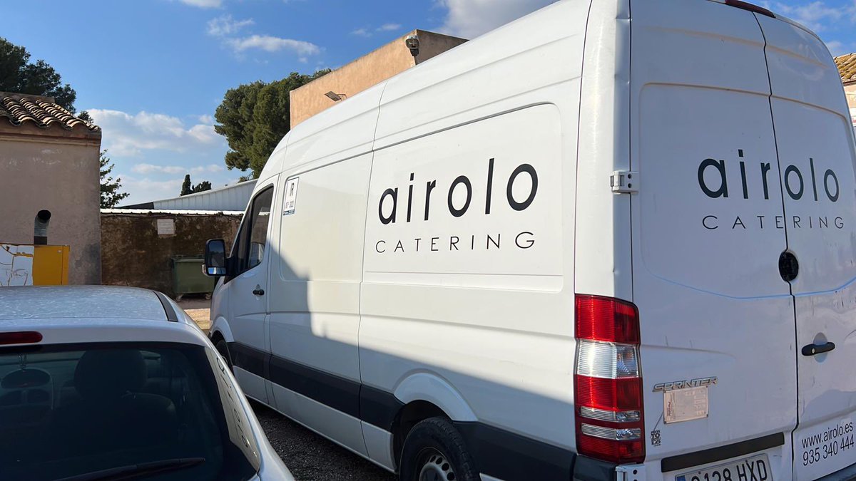 XaviBiC's tweet image. @antiradarcatala furgo robada esta noche en zona de Llorenç del Penedés. Marca Mercedes Sprinter. Matricula 8128 HXD Rotulada AIROLO CATERING