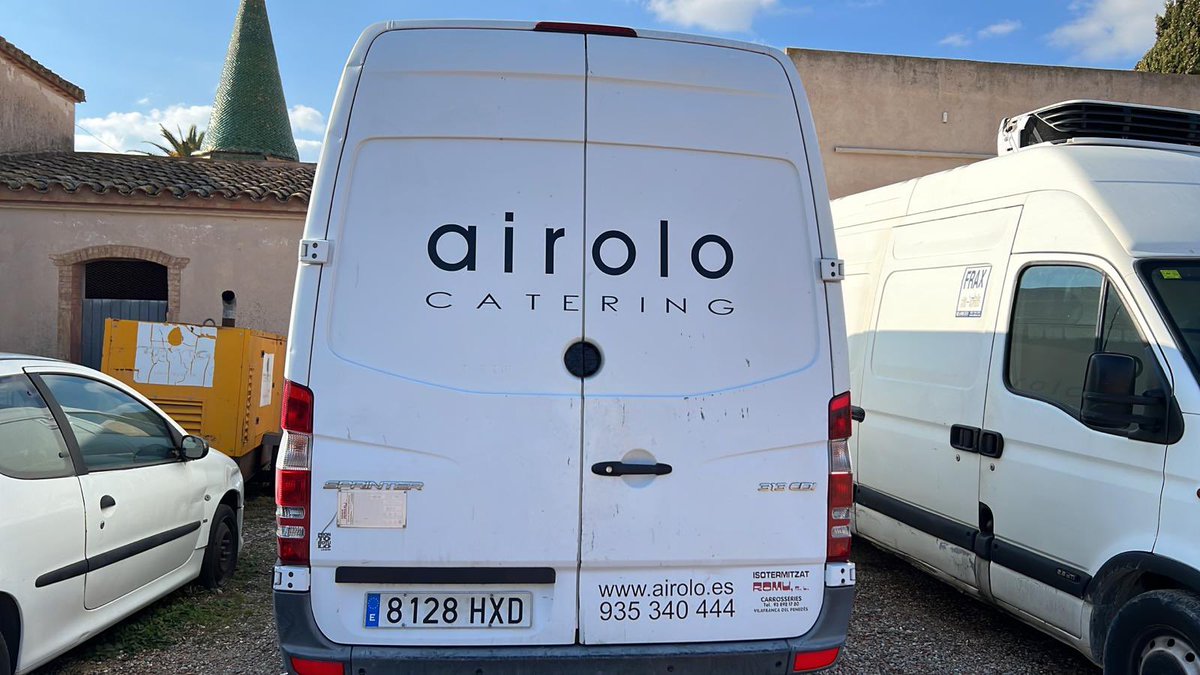 XaviBiC's tweet image. @antiradarcatala furgo robada esta noche en zona de Llorenç del Penedés. Marca Mercedes Sprinter. Matricula 8128 HXD Rotulada AIROLO CATERING