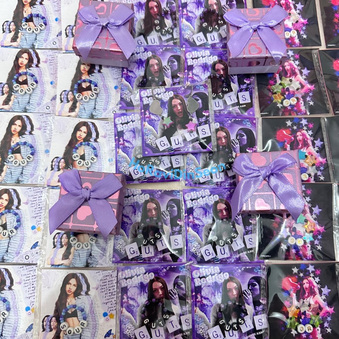 Here are the freebies tomorrow for #GUTSinManila concert 🖤💜

𓍯 1:1 only (limited qty avail.)
𓍯 Loc to be posted in this thread / IG story (hoping for good signal)
𓍯 Like &amp; Rt to spread

See you around! ◡̈ #OliviaRodrigo 
#GUTSWorldTourManila 
#GutsWorldTour