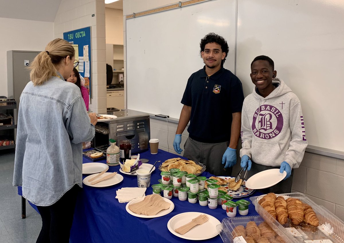 Happy #WorldTeachersDay 🍎 We ask God to continue to care for and inspire our teachers who make a difference in the lives of our students everyday🌈

Many thanks to Ms Bitondo and @tcdsb SBC Student Council for preparing this morning’s breakfast spread🙏🏻