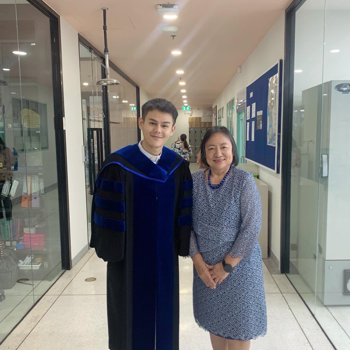 tparsakorn's tweet image. Two legends and their handcraft 🎓
