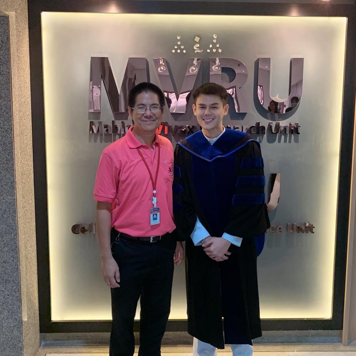 tparsakorn's tweet image. Two legends and their handcraft 🎓