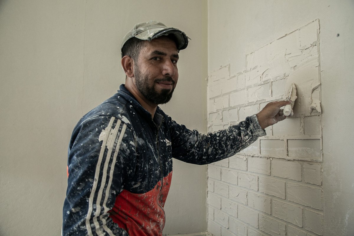 DRCTurkiye's tweet photo. İki ilan Tammam'ın hayatını değiştirdi. İlki, badana ustası aranan bir iş ilanıydı.İkincisi,bir DRC projesi,ona başarılı olması için gereken beceri ve araçları kazandırdı. Bugün,Reyhanlı'da depreminden etkilenen evlere boya yapan ve bilinen bir badana ustası.
@KfW_int @BMZ_Bund https://t.co/EkoZvssKUe