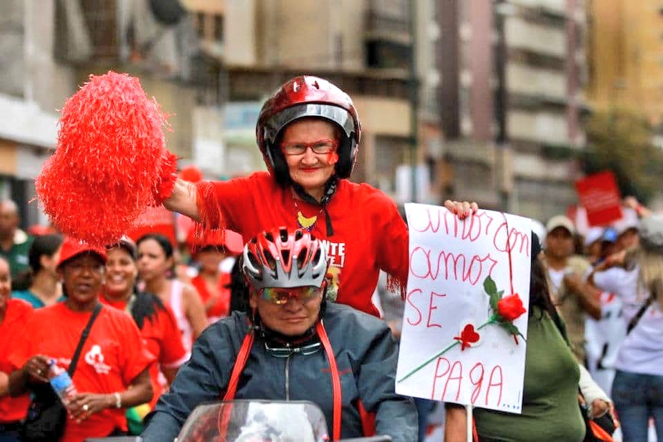 Este 4 de octubre nos llegó con una muy triste noticia.

Pasada la medianoche, nuestra querida Caperucita ha partido. 😔

Vaya el más sentido abrazo revolucionario a su familia, y en especial a su nieta, amiga y gran compañera, Gabriela Zavala, quien nos ha informado la triste