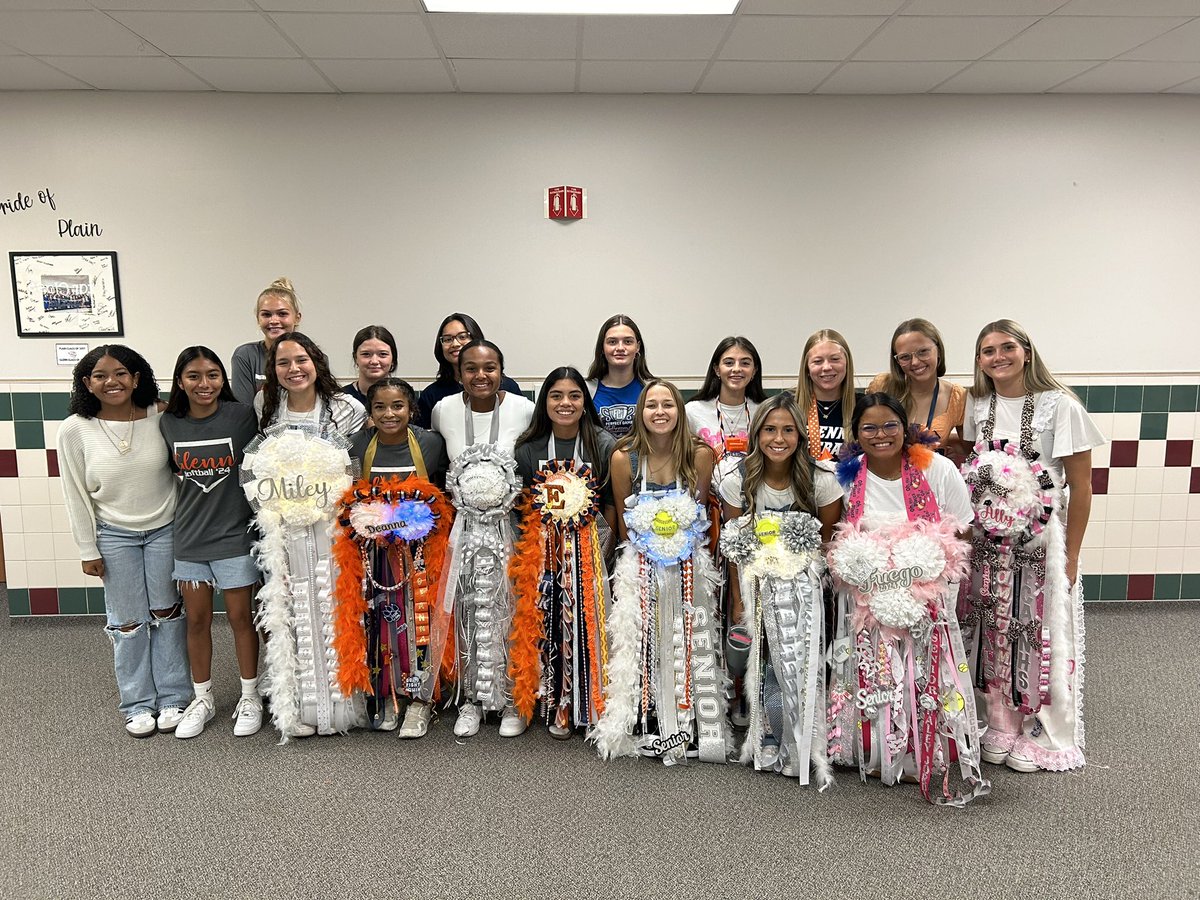 GlennHSSoftball's tweet photo. 🐻Loving our Friday of HOCO week! Student-athletes forget sometimes how much others look up to them on/off the field-seeing them interact with some future Grizzlies helps bring it all back! Proud of our girls for their commitment to serving the community!🥎 #3P #WTD #WIT https://t.co/2mrs0t8mQU