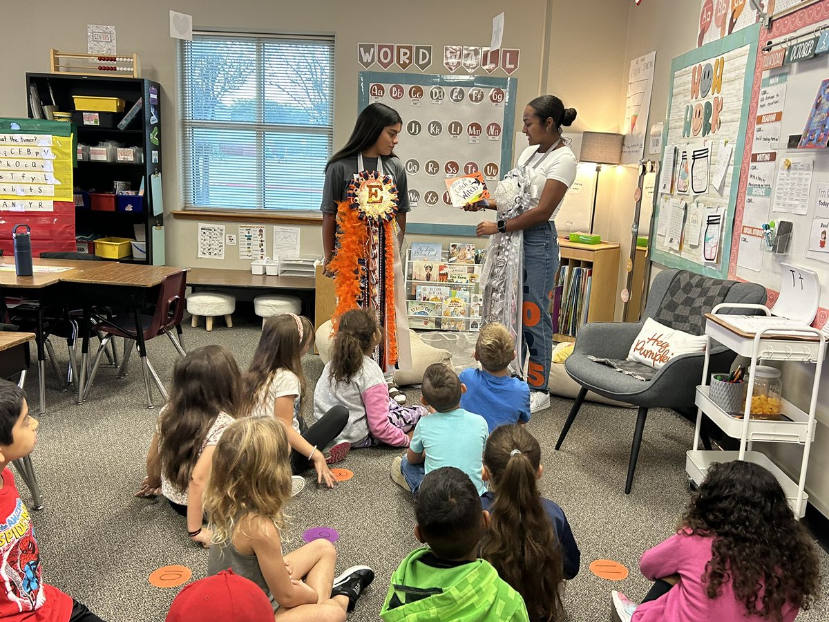GlennHSSoftball's tweet photo. 🐻Loving our Friday of HOCO week! Student-athletes forget sometimes how much others look up to them on/off the field-seeing them interact with some future Grizzlies helps bring it all back! Proud of our girls for their commitment to serving the community!🥎 #3P #WTD #WIT https://t.co/2mrs0t8mQU