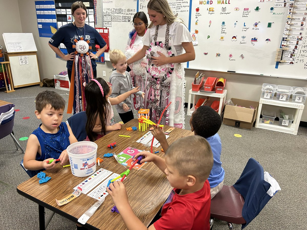 GlennHSSoftball's tweet photo. 🐻Loving our Friday of HOCO week! Student-athletes forget sometimes how much others look up to them on/off the field-seeing them interact with some future Grizzlies helps bring it all back! Proud of our girls for their commitment to serving the community!🥎 #3P #WTD #WIT https://t.co/2mrs0t8mQU