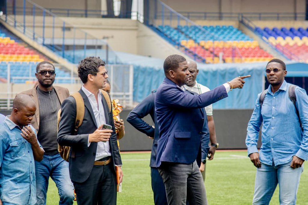 Il est impossible de rénover un stade sans penser au gazon (Pelouse), raison de la visite d'Augustin Richmann, 
représentant commercial de la #Natural_Grass_Company, numéro un mondial du gazon hybride...