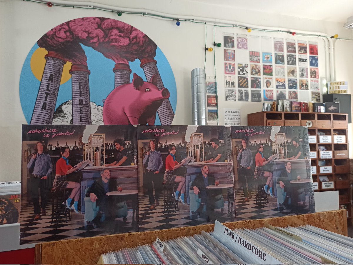 _Altafidelidad's tweet photo. Ya por aquí el nuevo disco de los pamplonicas Kokoshca, "La juventud", diez temas plagados de parodia, nostalgia, baile, aspereza, muchos mareos y nervio #Kokoshca #discazos #DiscosDeVinilo #TiendaDeDiscos #Vinilos #33rpm #LongPlay #VinylShop #VinylRecords #RecordStore https://t.co/ubDUYzWFEm