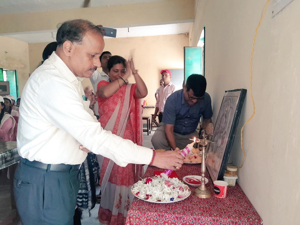 probation_pbt's tweet photo. शारदीय नवरात्रि के अवसर पर मिशन शक्ति फेज 5.0 का न्यूरिया हुसैनपुर में जिलाधिकारी ने किया शुभारंभ 
अंतरराष्ट्रीय बालिका दिवस विशेष अभियान के उपलक्ष्य में 
लैंगिक समानता पर दिनांक 03/10/2024 को गोष्ठी
#IGCD2024 #GenderEquality #foreverywomen
@Dmpilibhit @UPMahilaKalyan https://t.co/NFGdRgfWv6