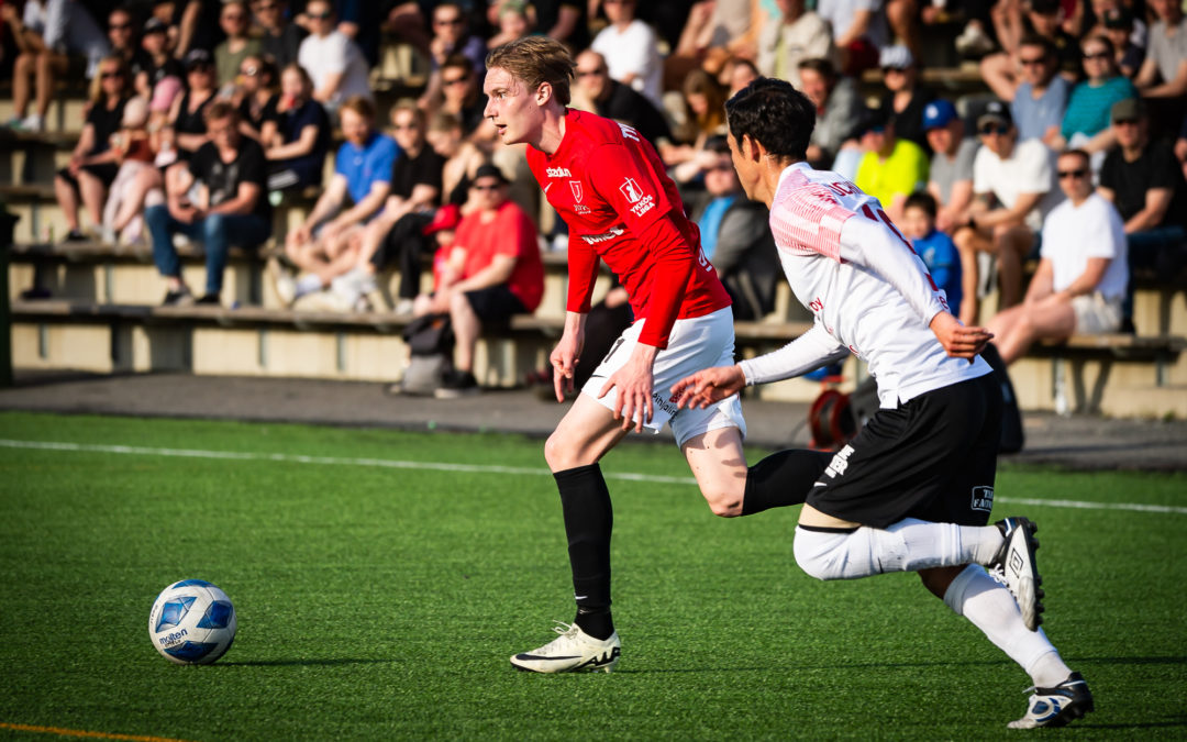 OTTELUENNAKKO. 🔴⚪⚫

Veikkausliigaunelman metsästys jatkuu huomenna Järvenpäässä JäPS:aa vastaan! Bar Playssa katsotaan peliä porukalla -kaikki siis sinne! Ottelu alkaa klo 16:00, ennakkofiilistelyt Playssa puolta tuntia ennen.

Ennakko: jippo.fi/veikkausliigau…

📷 <a href="/fotomik/">Mikko Kalavainen</a>