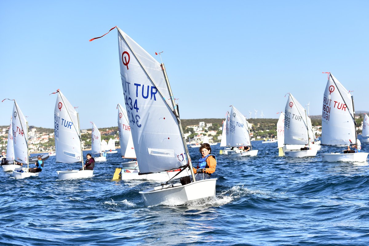 TurkiyeYelken's tweet photo. 2024-2025 TYF Yelken Ligi 1. Ayak Optimist yarışlarında dördüncü gün tamamlandı. 🌊⛵
#türkiyeyelkenfederasyonu #tyf #tyfyelkenligi #optimistsailing #arkasçeşmeyelken #çeşme https://t.co/v4orGnrhuT