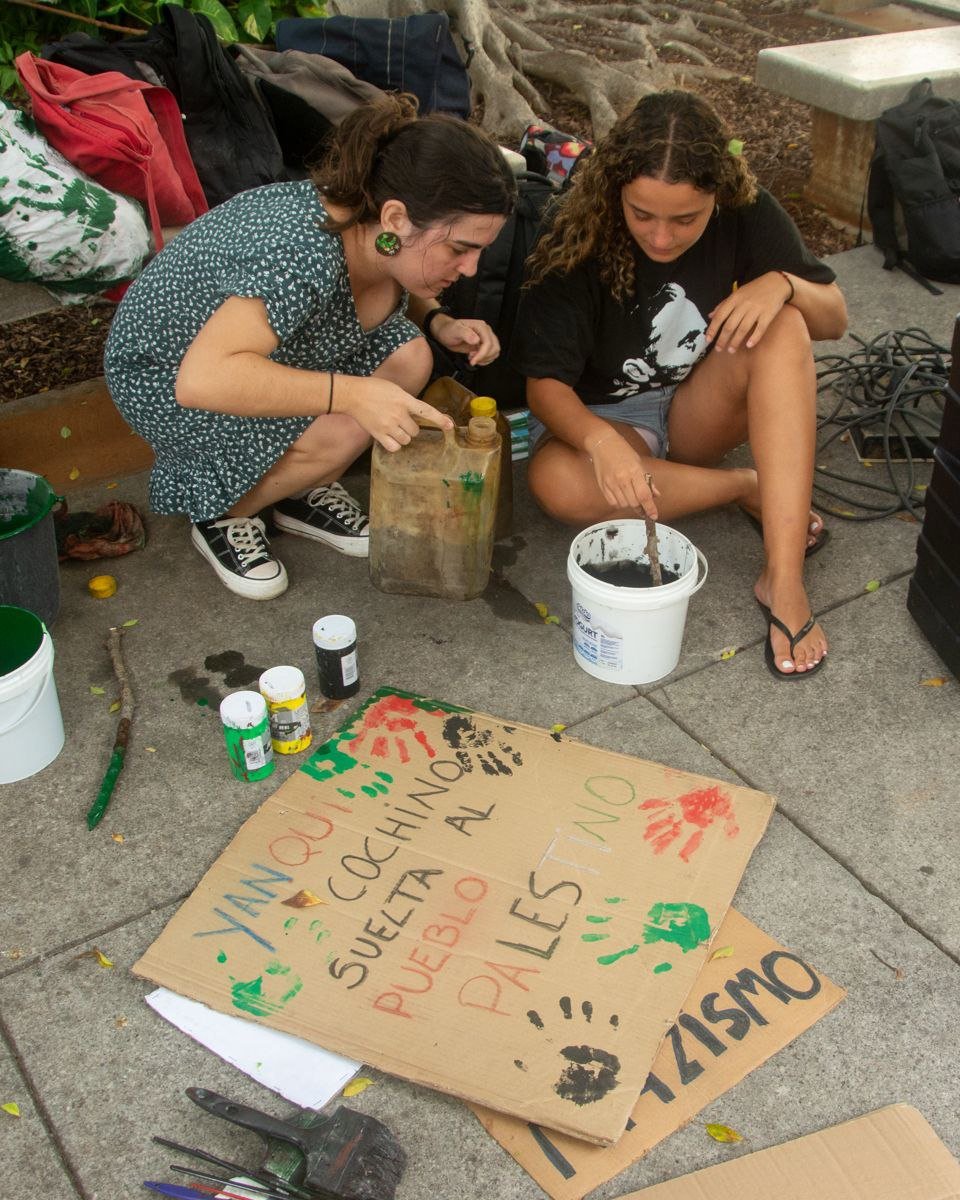 UJC de Cuba (@ujcdecuba) on Twitter photo Convocados por la <a href="/FeuCuba/">FEU de Cuba</a>, jóvenes🇨🇺 se reunieron en la Universidad de La Habana, para realizar una Pintada en favor de la causa #Palestina, a casi un año de que #Israel comenzara el cruel y despiadado ataque hacia el territorio de la Franja de Gaza. 
#UJCdeCuba #CubaPorLaPaz Convocados por la <a href="/FeuCuba/">FEU de Cuba</a>, jóvenes🇨🇺 se reunieron en la Universidad de La Habana, para realizar una Pintada en favor de la causa #Palestina, a casi un año de que #Israel comenzara el cruel y despiadado ataque hacia el territorio de la Franja de Gaza. 
#UJCdeCuba #CubaPorLaPaz