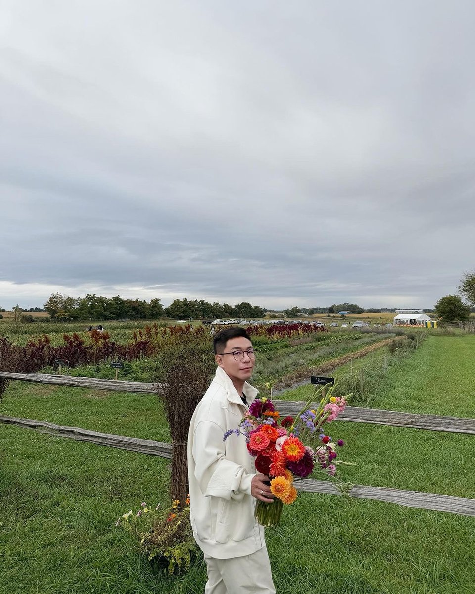 robintidefarms's tweet photo. The leaves are falling and colder weather is on its way. Stop by Robintide Farms this weekend and enjoy French Blooms Pick Your Own Flowers before it’s too late 🍂🌻 

#RobintideFarms #FrenchBlooms

📸 by @renren_707 https://t.co/huR6VLZtw6