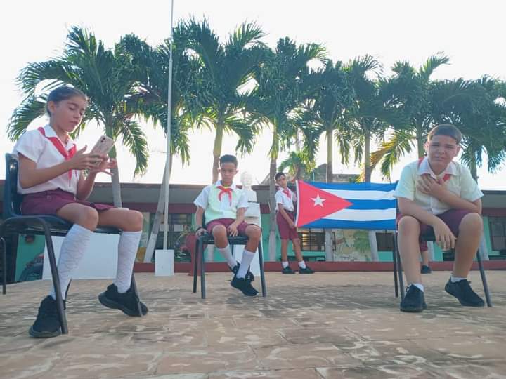 Los educandos de 6to grado de la escuela primaria "Lourdes Eisméndiz Vega", realizan matutino especial relacionado sobre la adicción a los celulares y a las drogas. 
"Sueños de colores y alegrías"
#NoALasDrogas #ArtemisaJuntosSomosMás #CubaMined <a href="/btan0987/">Naima Ariatne Trujillo</a> <a href="/DiamelysHe82830/">Diamelys Hernández González</a>