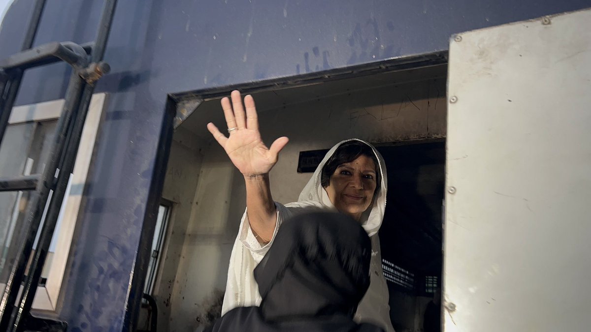 LubnaOc's tweet image. A woman, peacefully protesting, arrested. Aleema Khan's courage won't be silenced. 
From D Chowk to darkness: Aleema Khan's arrest exposes Pakistan's shrinking democratic space. Democracy demands freedom of expression, not suppression. 
#ProtectHumanRights #PakistanDeservesBetter