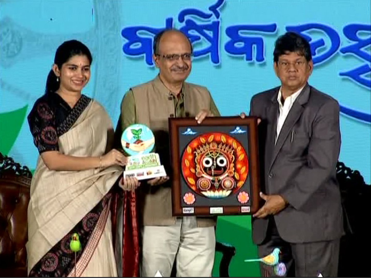 kanak_news's tweet photo. ପୁନଶ୍ଚ ପୃଥିବୀ ମହାସମ୍ମିଳନୀର ଉଦଯାପନୀ ଉତ୍ସବରେ ସାମିଲ ହେଲେ @ThePrintIndia ଏଡିଟର ଇନ୍ ଚିଫ୍ ତଥା ଅଧ୍ୟକ୍ଷ @ShekharGupta ଏବଂ ବରିଷ୍ଠ ସାମ୍ବାଦିକ ତଥା ଲେଖକ @dineshcsharma । ଗଛରେ ଜଳଦାନ କଲେ, ସମ୍ବର୍ଦ୍ଧିତ ହେଲେ । 
#PunaschaPruthibi #ClimatePanchayat #EarthAgain #EarthAgainConference #TogetherTodayForTomorrow #KanakNews #Sambad