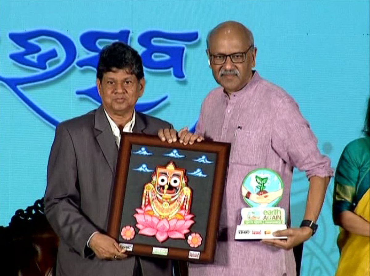 kanak_news's tweet photo. ପୁନଶ୍ଚ ପୃଥିବୀ ମହାସମ୍ମିଳନୀର ଉଦଯାପନୀ ଉତ୍ସବରେ ସାମିଲ ହେଲେ @ThePrintIndia ଏଡିଟର ଇନ୍ ଚିଫ୍ ତଥା ଅଧ୍ୟକ୍ଷ @ShekharGupta ଏବଂ ବରିଷ୍ଠ ସାମ୍ବାଦିକ ତଥା ଲେଖକ @dineshcsharma । ଗଛରେ ଜଳଦାନ କଲେ, ସମ୍ବର୍ଦ୍ଧିତ ହେଲେ । 
#PunaschaPruthibi #ClimatePanchayat #EarthAgain #EarthAgainConference #TogetherTodayForTomorrow #KanakNews #Sambad