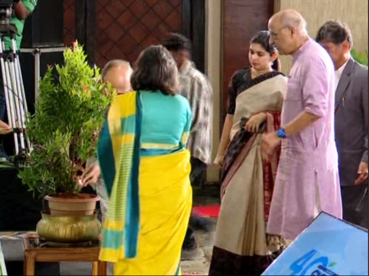 kanak_news's tweet photo. ପୁନଶ୍ଚ ପୃଥିବୀ ମହାସମ୍ମିଳନୀର ଉଦଯାପନୀ ଉତ୍ସବରେ ସାମିଲ ହେଲେ @ThePrintIndia ଏଡିଟର ଇନ୍ ଚିଫ୍ ତଥା ଅଧ୍ୟକ୍ଷ @ShekharGupta ଏବଂ ବରିଷ୍ଠ ସାମ୍ବାଦିକ ତଥା ଲେଖକ @dineshcsharma । ଗଛରେ ଜଳଦାନ କଲେ, ସମ୍ବର୍ଦ୍ଧିତ ହେଲେ । 
#PunaschaPruthibi #ClimatePanchayat #EarthAgain #EarthAgainConference #TogetherTodayForTomorrow #KanakNews #Sambad