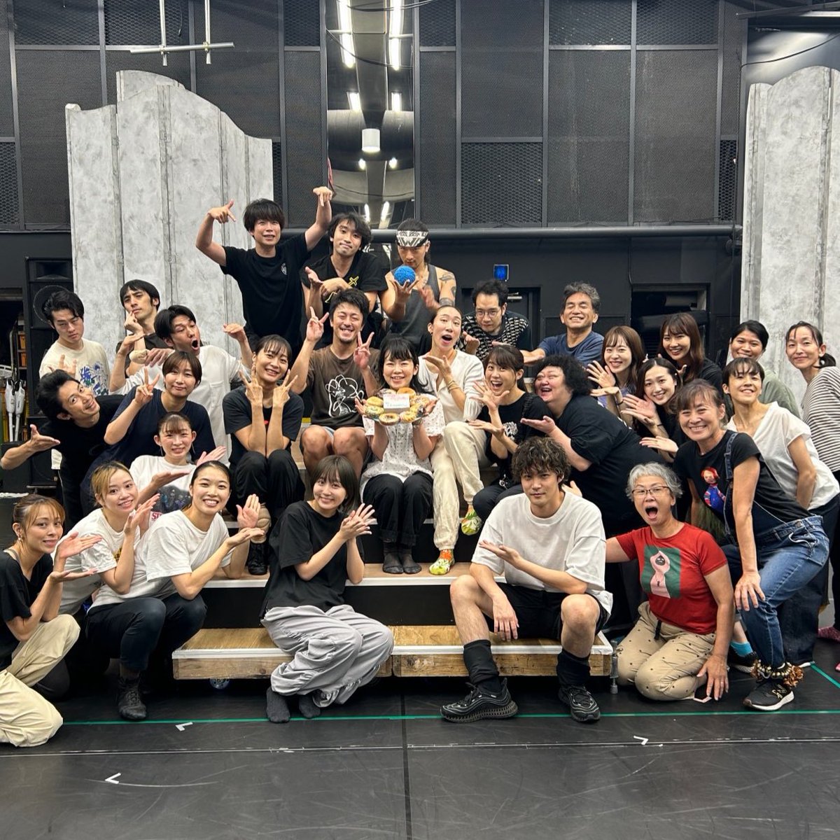 hiraatsu's tweet photo. 『あらしのよるに』今年は格段に暑くて、毛布みたいな衣裳を着て歌ったり踊ったり装置を動かしたり着替えたり、2時間フルに動いてる出演者は全員カッコよくて、スタッフさんも含めて皆しんどくても元気で明るくて優しくて見習う事ばかり。
隼也、巴那、阿南さん、そしてみんな、どうもありがとう。 https://t.co/G5f8KRp6XH