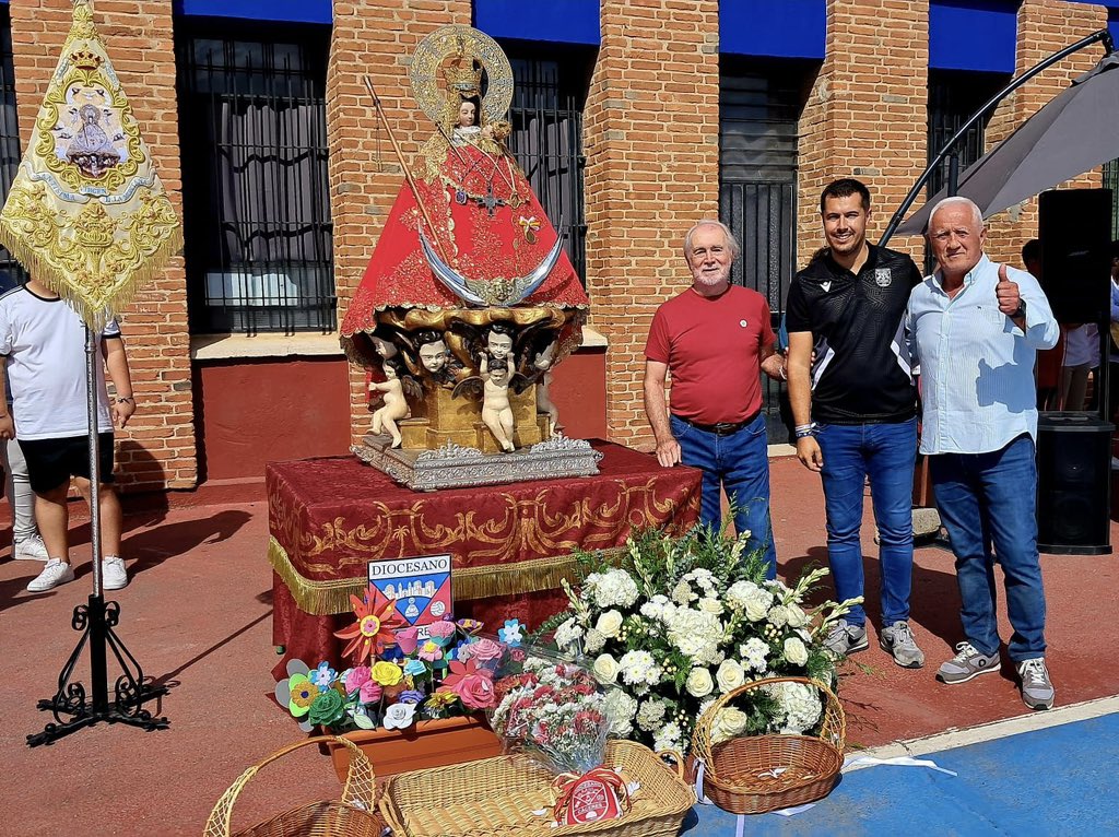 cddiocesano's tweet photo. Esta mañana, el CD Diocesano ha hecho entrega de un ramo de flores a nuestra patrona, la Virgen de la Montaña, en su visita al Colegio Diocesano.

 El Presidente de Honor, Gerardo Hierro y los directivos, José Luis Mohedano y Jaime Heras han hecho entrega del ramo de flores 💐 https://t.co/3EhvzucRXm