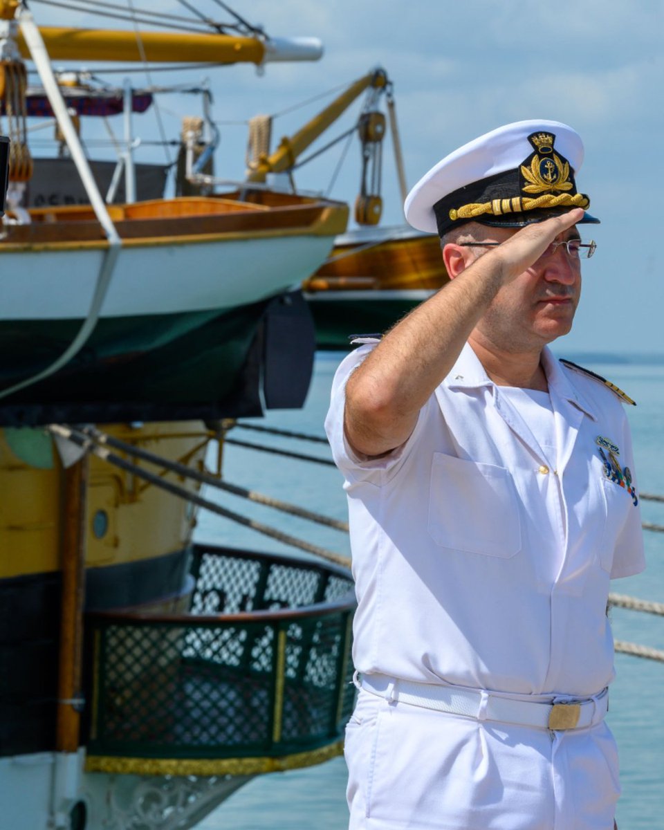 tourvespucci's tweet image. 🇮🇹 #NaveVespucci è arrivata a #Darwin.

La #Nave è stata accolta dalle autorità e dal calore della città, con la #Fanfara dell’8° Reggimento #Bersaglieri che ha fatto risuonare le note del nostro #Paese e un incontro che ha reso questa giornata ancora più speciale: quello con il